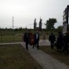 ВОЗЛОЖЕНИЕ ЦВЕТОВ И ВЕНКОВ К СКУЛЬПТУРЕ ВОИНА СОВЕТСКОЙ АРМИИ НА ЛОШАДИ
